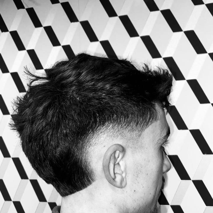 Low Fade réalisé dans notre barbershop à Chalon-sur-Saône, avec un fondu précis et une transition parfaitement maîtrisée. Nos barbiers du Centre Commercial Carrefour Chalon Sud travaillent chaque détail pour obtenir un dégradé propre, moderne et harmonieu