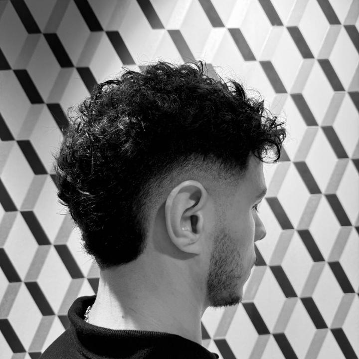Coupe de cheveux et barber homme réalisée par nos barbiers experts, alliant précision, style et finitions impeccables.