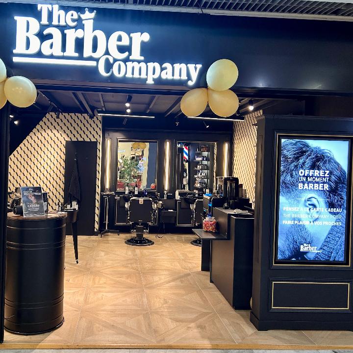 Découvrez l’univers The Barber Company dès l’entrée de notre salon. Un barbershop pensé comme un espace élégant et moderne, où l’esprit du barbier traditionnel rencontre le confort haut de gamme. Dès les premiers pas, l’ambiance soignée et l’identité fort