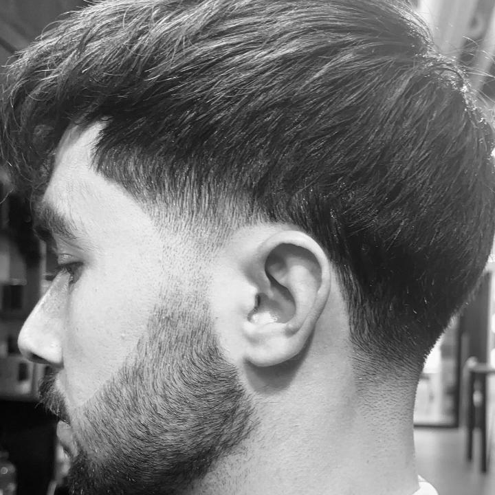 Coupe de cheveux et barber homme réalisée par nos barbiers experts, alliant précision, style et finitions impeccables.