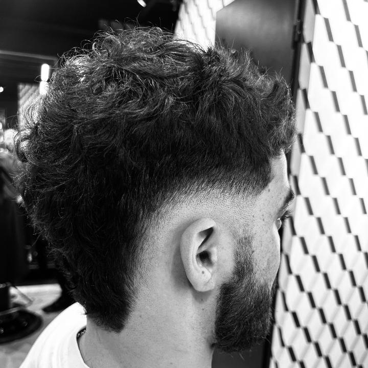 Coupe de cheveux homme réalisée par nos barbiers experts, alliant précision, style et finitions impeccables.