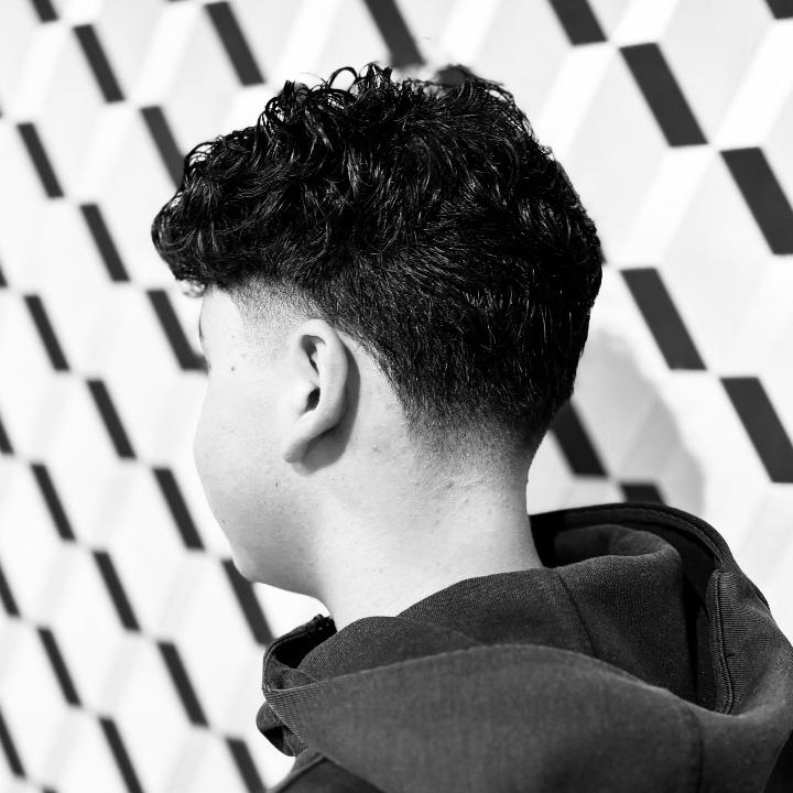 Chez The Barber Company Auxerre, le low fade devient une signature : un dégradé précis qui met en valeur la coupe tout en apportant propreté et modernité. Une finition nette, pensée pour ceux qui veulent un style propre et élégant au quotidien.