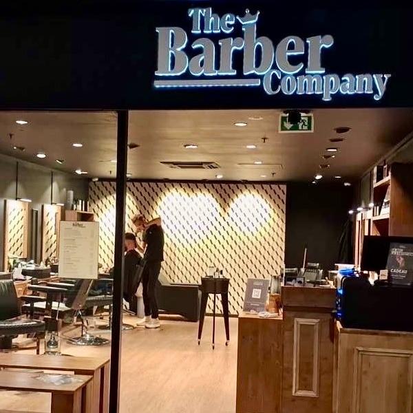 L’entrée de The Barber Company Auxerre vous plonge directement dans l’univers du barbershop premium : un accueil soigné, une ambiance moderne et chaleureuse, et un espace pensé pour le confort des clients. Votre salon de coiffure et barbier incontournable