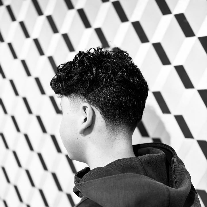 Low Fade réalisé dans notre barbershop à Auxerre, travaillé avec précision pour obtenir un dégradé net et uniforme. Nos barbiers assurent une exécution soignée pour un résultat moderne et parfaitement équilibré. Votre barbershop de référence à Auxerre pou