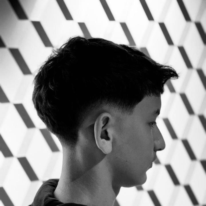 Low Fade réalisé dans notre barbershop The Barber Company Auxerre. Un dégradé travaillé avec précision pour un fondu propre, net et harmonieux. Votre barbershop à Auxerre pour des coupes homme modernes et des dégradés maîtrisés.