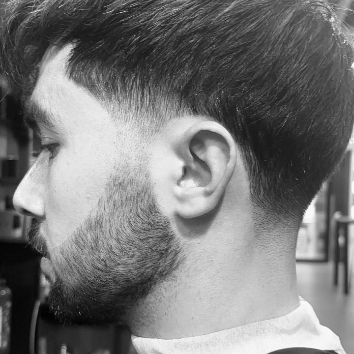 Coupe de cheveux et barber homme réalisée par nos barbiers experts, alliant précision, style et finitions impeccables.